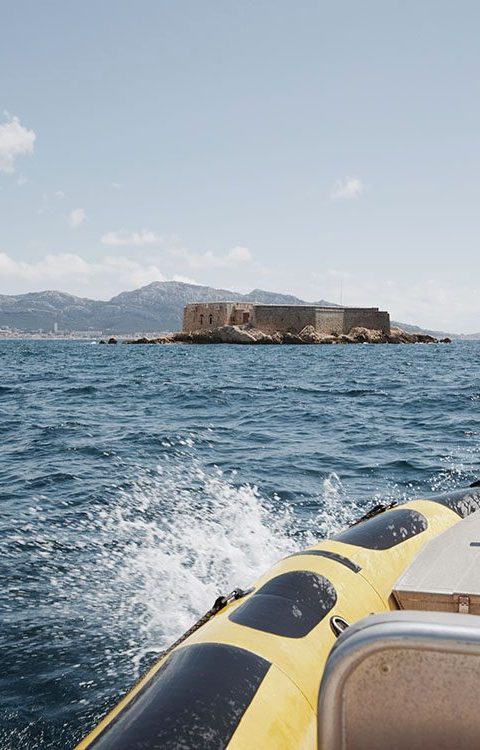 Voyage en bateau vers l'île degaby avec autoboats new concept