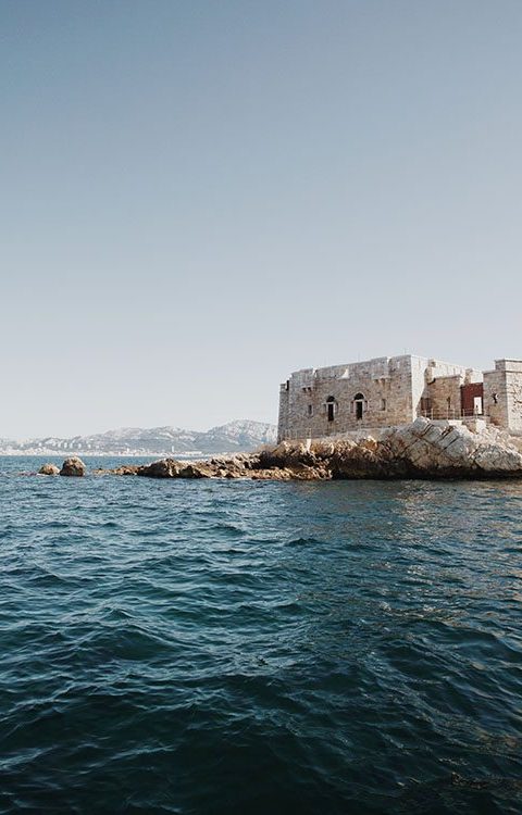 île degaby de face depuis la mer méditerranéeîle degaby de face depuis la mer méditerranée